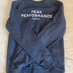 Säljer min jätte fina peak performance tröja då jag inte använder den längre. Bra skick och inga defekter. För bilder med tröjan på kom privat😊OBS! Plaggen tvättas/stryks alltid om det behövs innan jag skickar iväg dom❤️