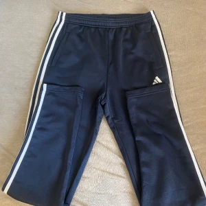 Adidas träningsbyxor  - Säljer dessa träningsbyxor från adidas då dom inte används längre. Inte använt mycket så dom är i bra skick! För mått och fler bilder kp❤️
