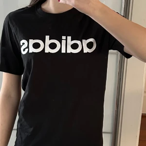 adidas tröja - Säljer en svart adidas t-shirt i storlek 164. Den är i nytt skick, prislappen sitter kvar!