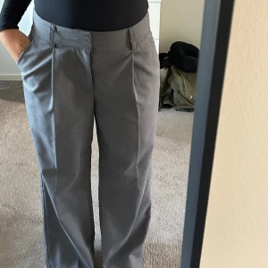 Konstymbyxor - Jättesnygga kostymbyxor från Gina Tricot, lite oversize ska dem vara i modellen men har blivit lite för små för mig, för vill ha dem större.