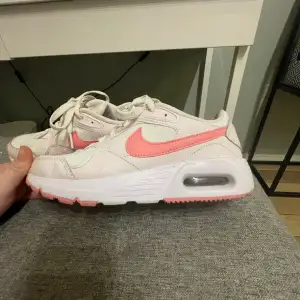 Jag säljer mina Nike Air Max skor i olika nyanser av rosa. Endast använda 1 gång på skolavslutningen. Säljer då de är för små för mig. Nypris: 1300 obs Det finns lite smuts på vänstra skon bak, man kan se på bild 2, men inget man ser när man bär dem.