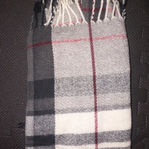 Halsduk  - En riktigt fin och varm halsduk som är riktigt lik Burberry. säljer för att jag skaffat en annan. Skriv vid frågor✌️👍👍