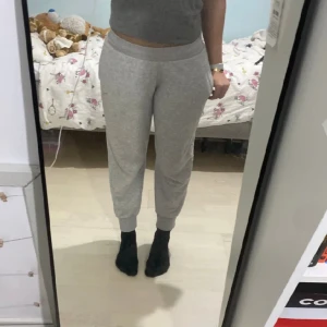 Sköna mjukisbyxor - De är från puma och de i ganska bra skick men puma loggan har pillats bort