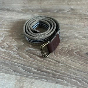 Skärp - Ett snyggt skärp som är väldigt populärt och som dessutom passar till det mesta. Vid övriga frågor använd ”kontakta” annars är det fritt fram att använda ”köp nu”😊