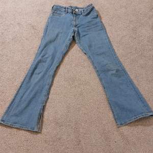 Ett par superfina bootcut jeans med slits! De är ljusblp och från H&M! 