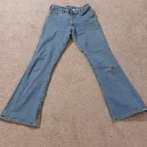 Ett par superfina bootcut jeans med slits! De är ljusblp och från H&M! 