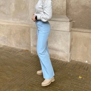 Blåa kostymbyxor - Köpta från design by si men ej kommit till användning. Ordinarie pris 530kr