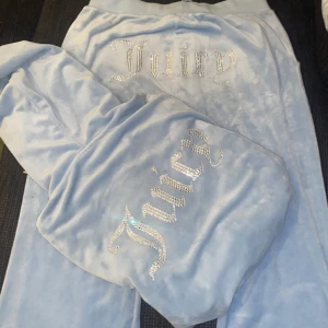 Juicy Couture  - Nästan helt ny knappt använd.  Även byxorna är uppsydda och jag är 158. 