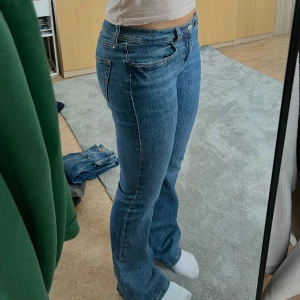 Mörkblå bootcutjeans diesel  - Snygga bootcutjeans från diesel. Materialet är stretchigt och väldigt bekvämt. Jag på bilden är ca 167. Jeansen är något långa på mig men har ftf inte varit något problem. De är från diesel och köpta för 1400kr. Passar de som brukar ha storlek 36-38.