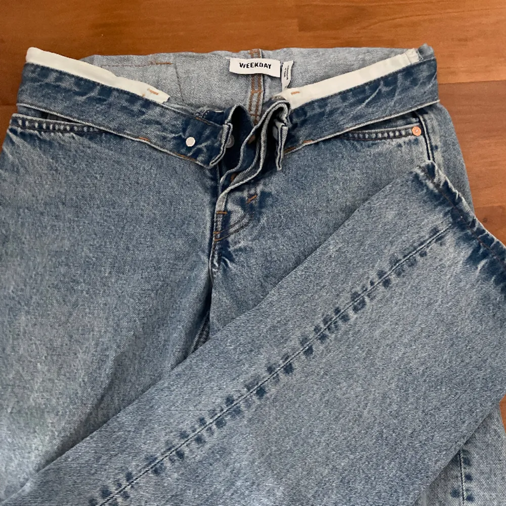 Skitsnygga jeans från weekday med nedvikt midja! Använda ett fåtal gånger men i nyskick! Strl 24! Rak passform i benen.. Jeans & Byxor.
