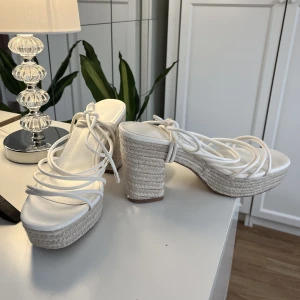 Klackskor i platå med snörning - Klackskor i platå med snörning att knyta på olika sätt. Kan exempelvis knytas som små söta rosetter runt om ankeln men också upp en bit på benet, exempelvis omlott. Snörena är ca 60cm långa och klacken är 10 cm lång. Aldrig använda, som nya. Storlek 38. 💗