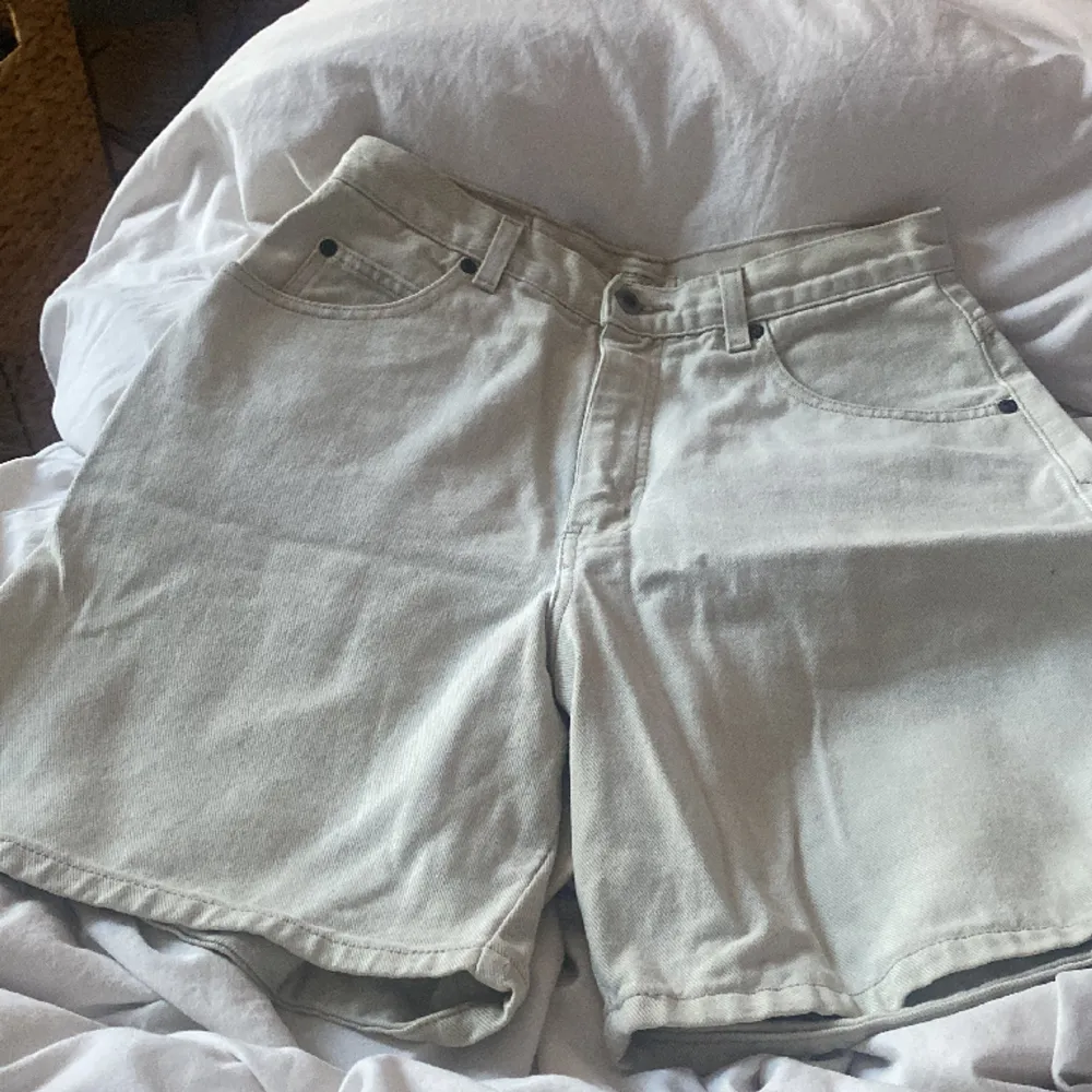  Jeans shorts från stjohn’sBay  Använd men är bra skick  . Shorts.