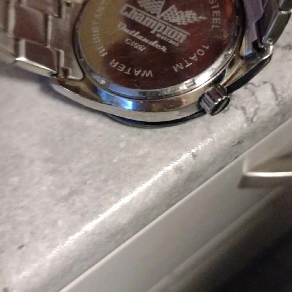 Säljer min klocka som är köpte i Guldfynd för 3000kr säljer för 1500kr om ni inte tror mig så kan vi gå och kolla jag är i behov av pengar . Accessoarer.