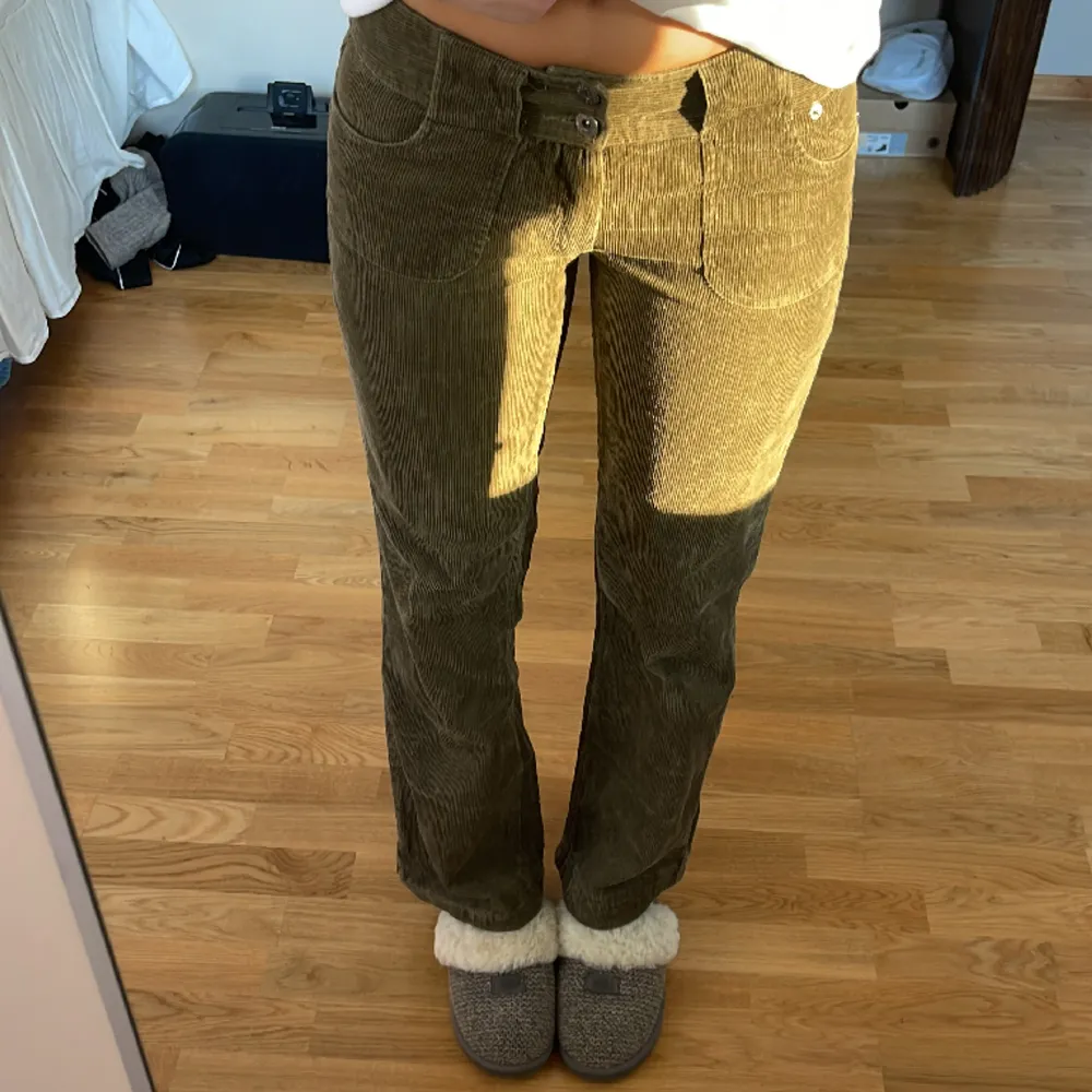 Så snygga manchester byxor som tyvärr är lite korta för mig (jag är 177cm) 💕 Midjemått:74 cm Innerben: 77cm. Jeans & Byxor.
