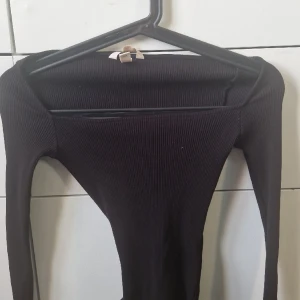 Svart kropptop! ❤️ - Detta är en svart skön kropptop ifrån H&M i storleken 165! Hoppas ni vill köpa den ❤️