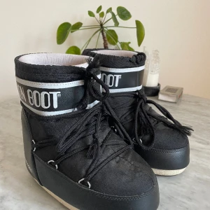 Svarta Moon Boots 36/38 - Moon Boots i nyskick!
