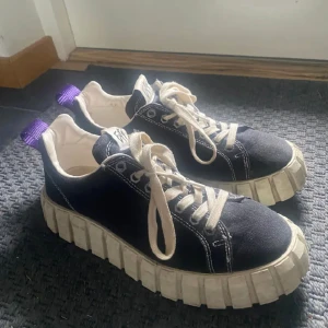 Eytys Odessa - Lägger upp igen! Säljer mina eytys i modell Odessa, as snygga och passar till allt. Säljer för att jag inte använder dem längre. Jättebra skick, aningen smutsiga skosnören som enkelt kan bytas/tvättas. Storlek 39 men passar en 38. 