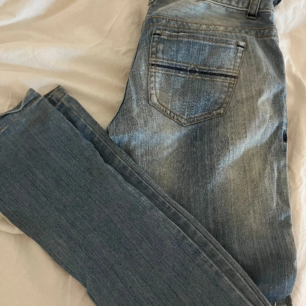 Säljer dessa super fina jeans slm tyvärr är för små för mig. Storlek xs. Slitningar på knäna och slits nedtill. Jeans & Byxor.