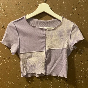 Croppad t-shirt - En välanvänd tröja köpt från yesstyle. Tyvärr passar den ej mil stil längre.