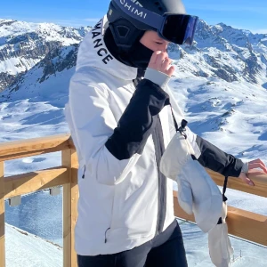 Peak Performance skidjacka  - Säljer en vit skidjacka med svarta detaljer från Peak Performance i storlek S. Använd ett fåtal gånger, och är därför som ny. Ordinarie pris är 4000kr.