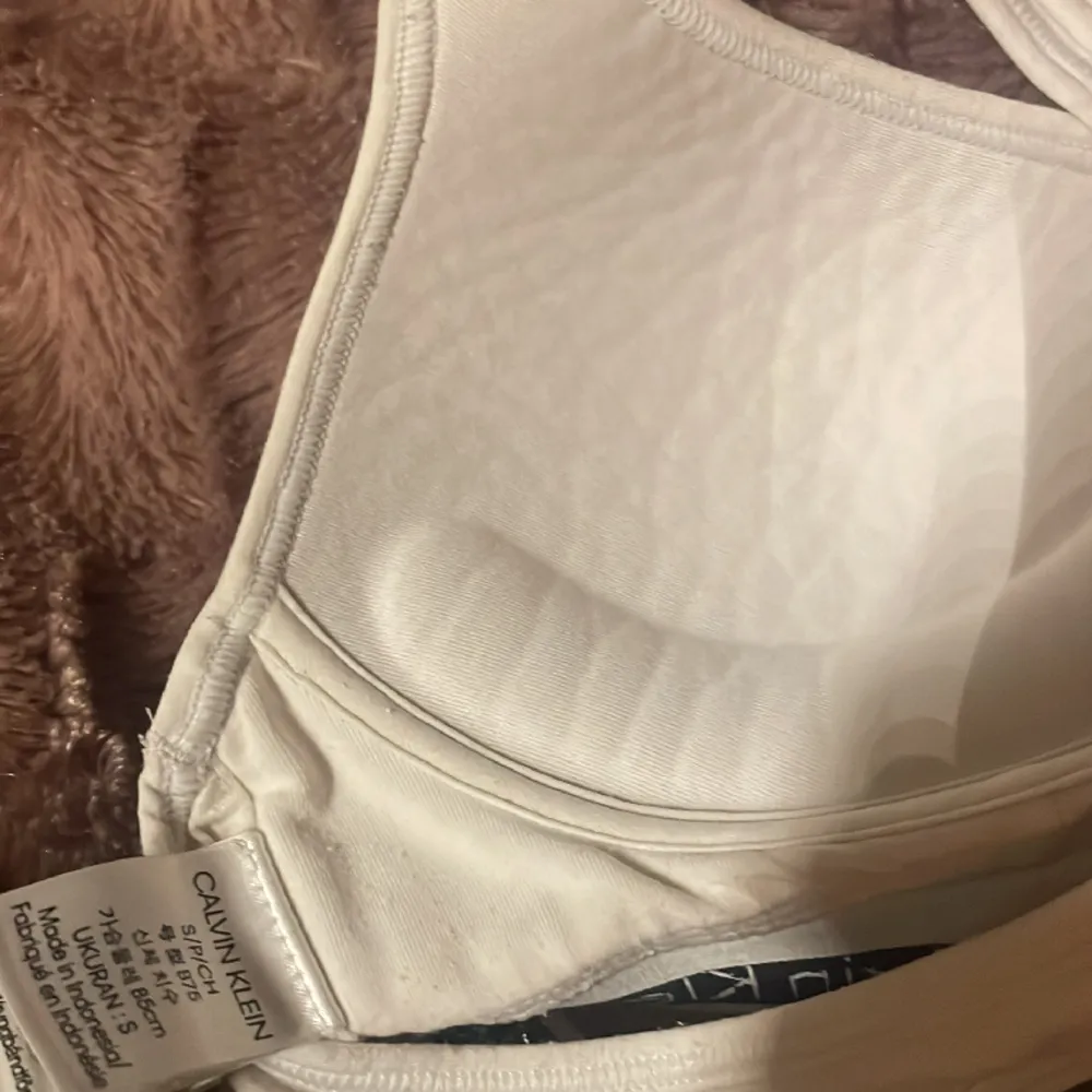 Calvin Klein bh i storlek S men lite inlägg/push up.  Nypris 549kr men säljer för 400kr. Är i väldigt bra skick. . Övrigt.