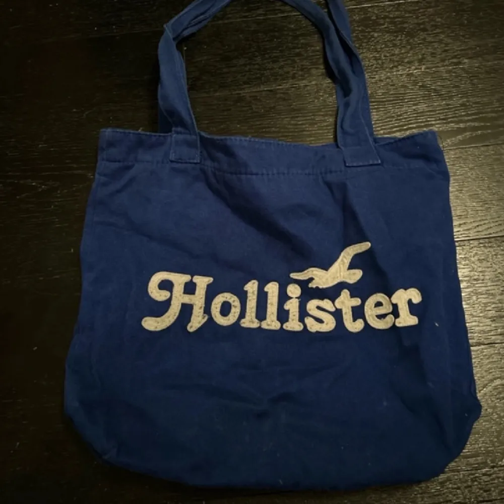 Blå Hollister väska från 2000-talet! . Väskor.
