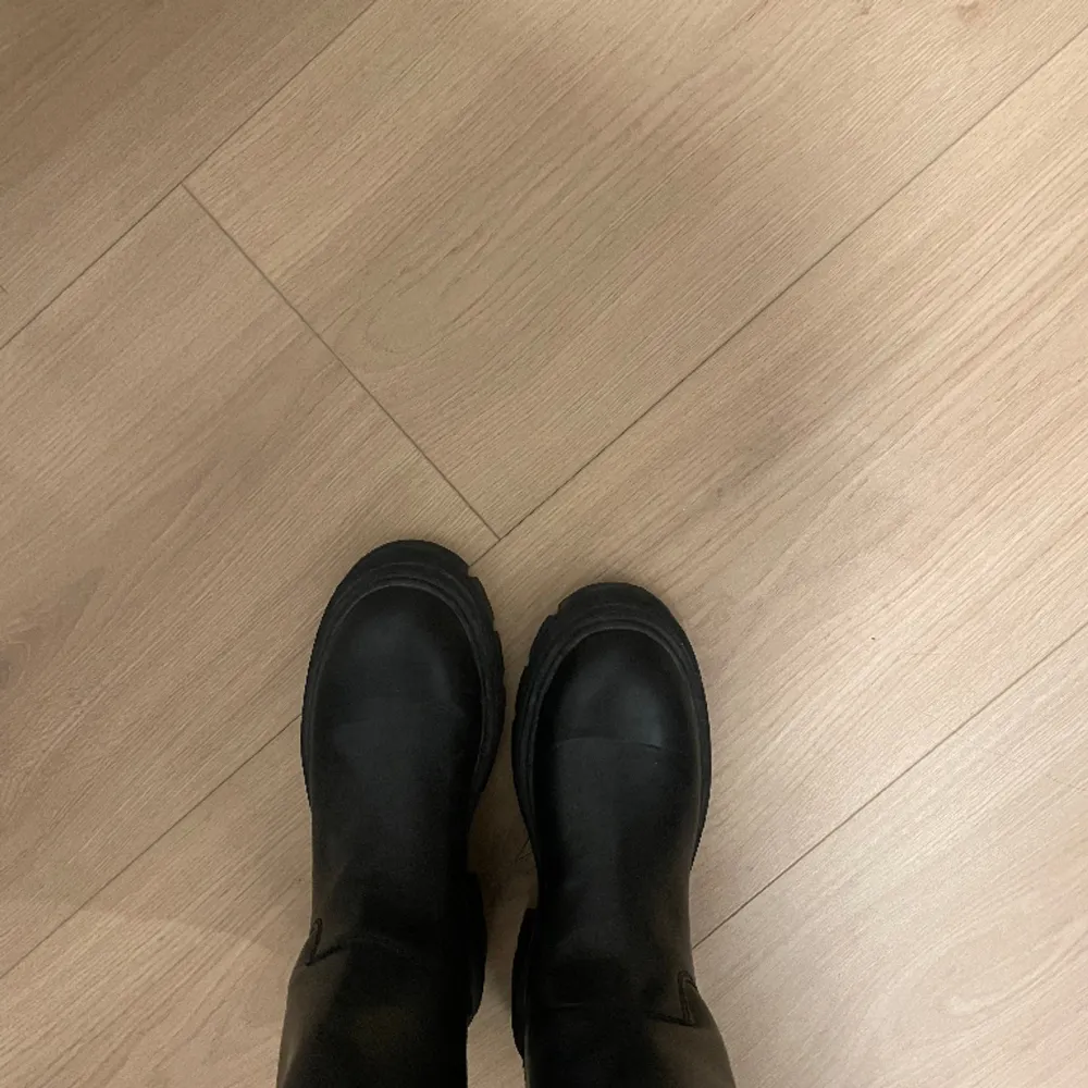 Höga boots från HM. Köpta via plick, aldrig använt dem då dem är för höga för mig. . Skor.