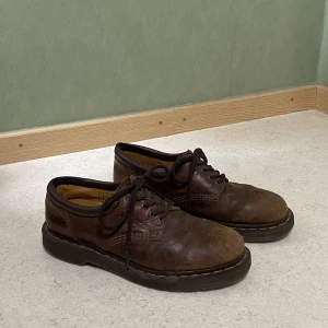 Dr. Martens skor! - Ett par jättesnygga Dr. Martens damskor som har använts väl✨