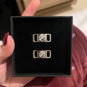 Sko smycke - Säljer detta AIK sko smycke som man kan sätta fast på sina skosnören!😊 Aldrig använt