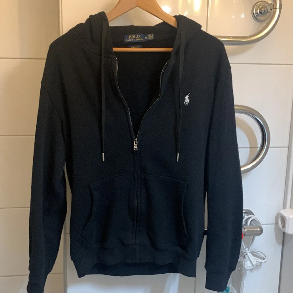 Säljer en Ny polo zip hoddie i Storlek M men passar även för det mesta i S, säljs pågrund av att den är förliten på mig och inte kommer till användning längre. Tröjan är i mycket bra skick . Hoodies.