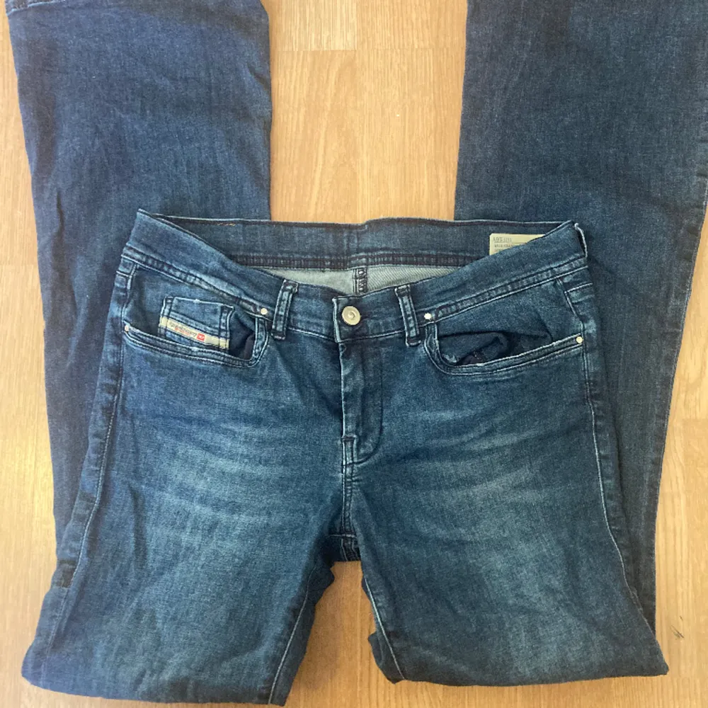 Fina mörkblåa diesel jeans. Storleken är 16 år. Men skulle kunna säga att det är som S eller M. Jeansen är lågmidjade och bootcut! Skicka meddelande för frågor och tryck gärna på köp nu❤️. Jeans & Byxor.