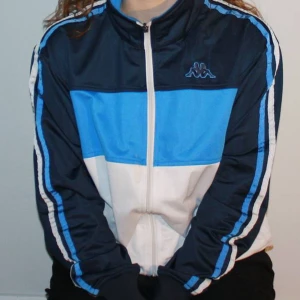 Tracksuit jacka KAPPA - Snyggaste tracksuit-jackan från KAPPA!! Köpt på humana för 300.
