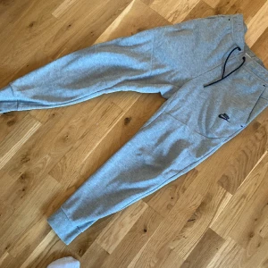 Nike tech fleece storlek S  - Byxor. Sparsamt använda, jättefint skick, inga nopprar eller fläckar.  Finns ej att köpa längre. 