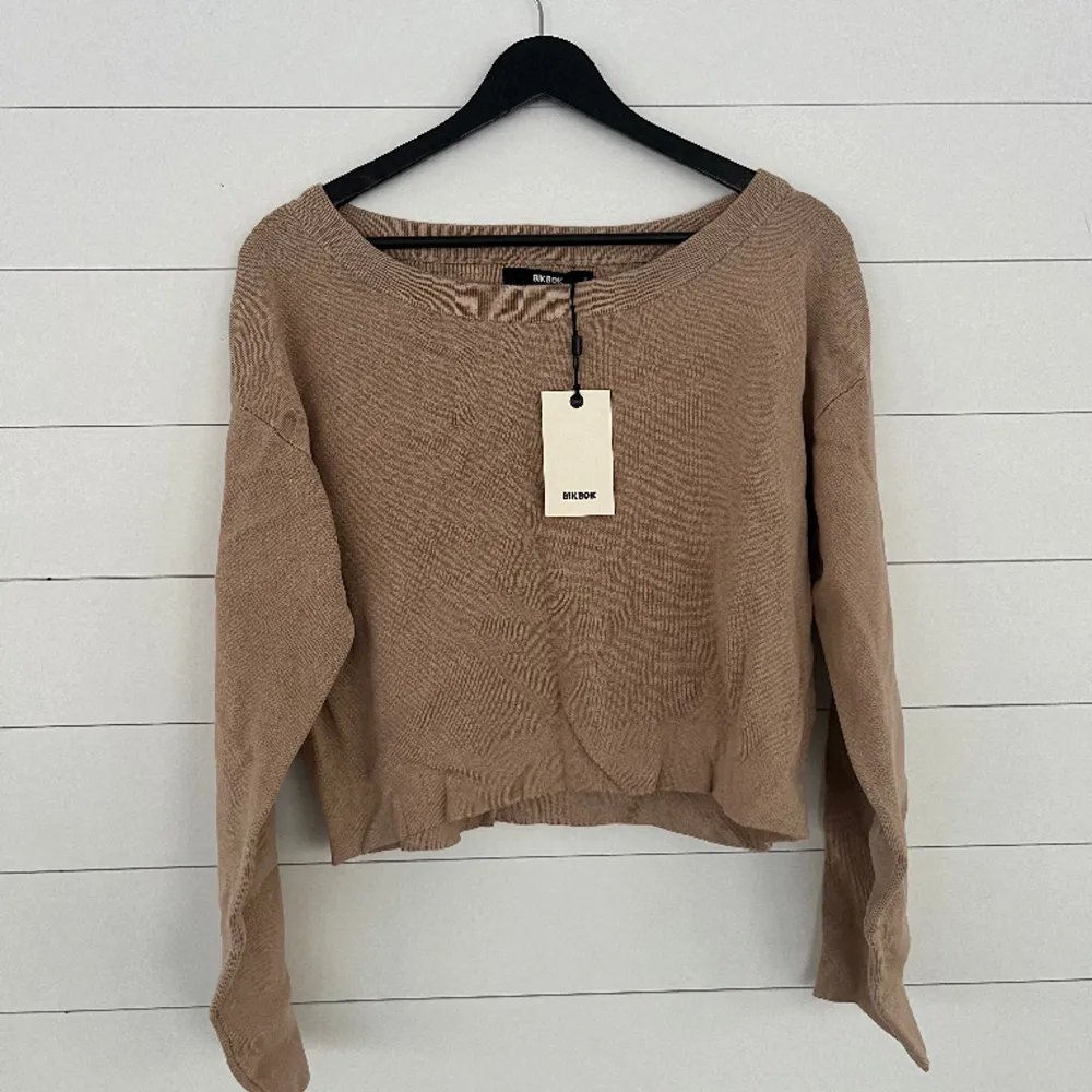 Säljer denna bruna tröja från bikbok, oanvänd med lapp kvar ☺️storlek S. Tröjor & Koftor.
