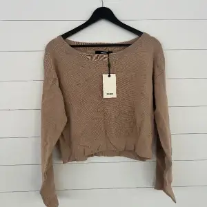 Säljer denna bruna tröja från bikbok, oanvänd med lapp kvar ☺️storlek S
