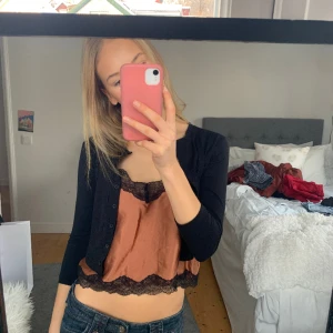 Trekvartsärmad kofta! - Söt Trekvartsärmad kofta från missguided! Storlek 38 men liten i storlek🫶🏻