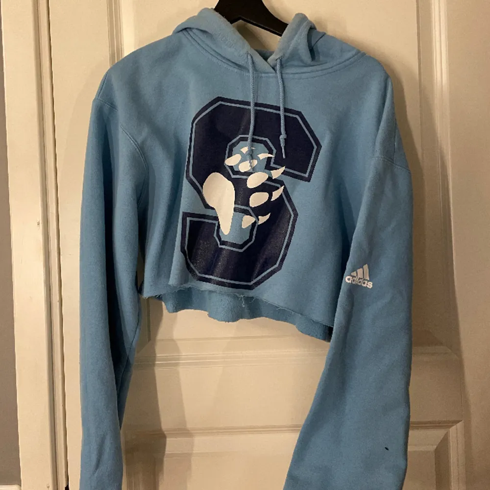 Vintage croppad huvtröja från Adidas i strl L. Bra skick💓. Hoodies.