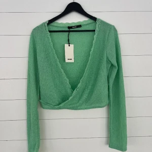 Kofta  - Säljer denna gröna kofta från bikbok ☺️oanvänd med lappen kvar i storlek S 