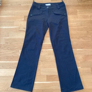 Lågmidjade kostymbyxor  - Säljer dessa lågmidjade kostymbyxorna från la&b&la då de är försmå för mig💕 de är i fint skick💕