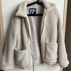 jacka - jättegosig jacka, ej för varm och ej för kallt! pris kan alltid diskuteras!
