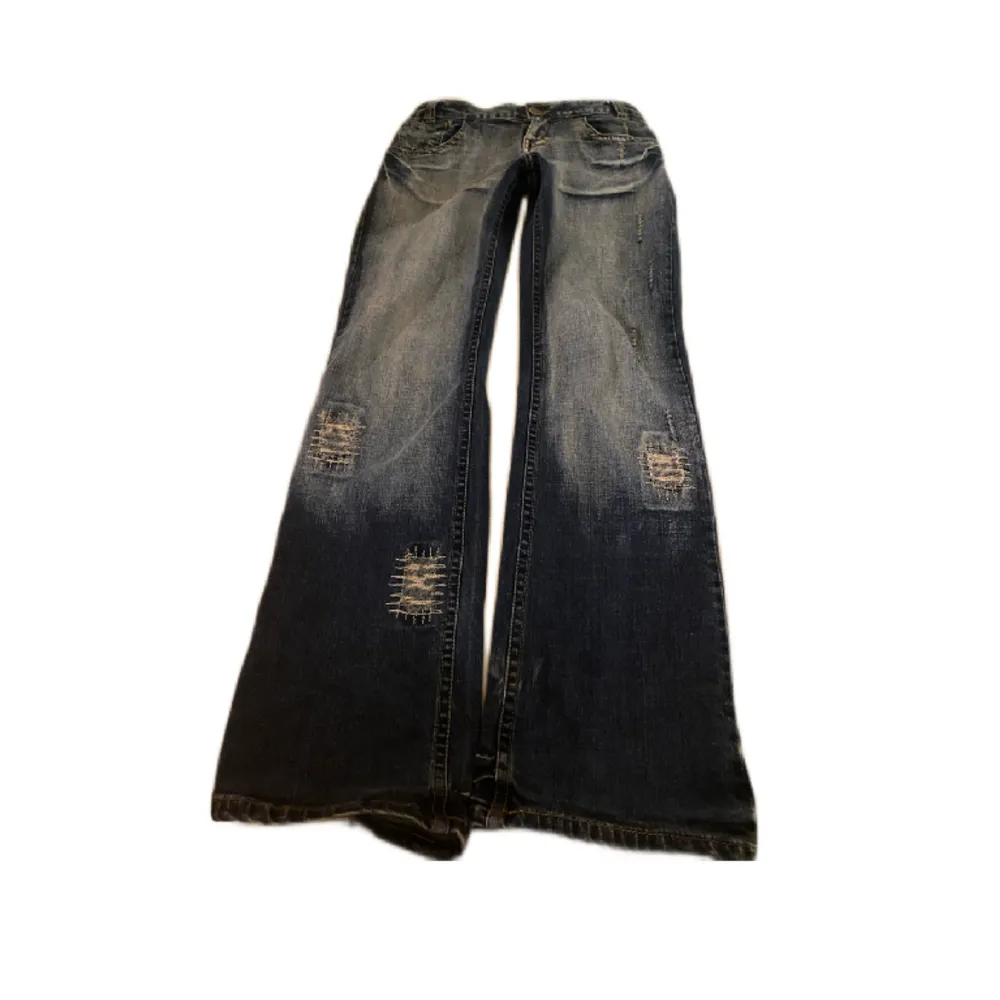 Coola lågmidjade, bootcut jeans köpta seconde hand! Storlek 38💕. Jeans & Byxor.