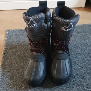 Vinterstövlar  - Vinterstövlar. Storlek 36.  BLWR. Med reflex bak. Använda vid 2 tillfällen. Snörning framtill. 