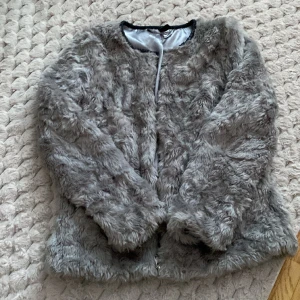 Pälsjacka  - Säljer denna supersnygga pälsjacka i sy xs, jätte bra skick 💕