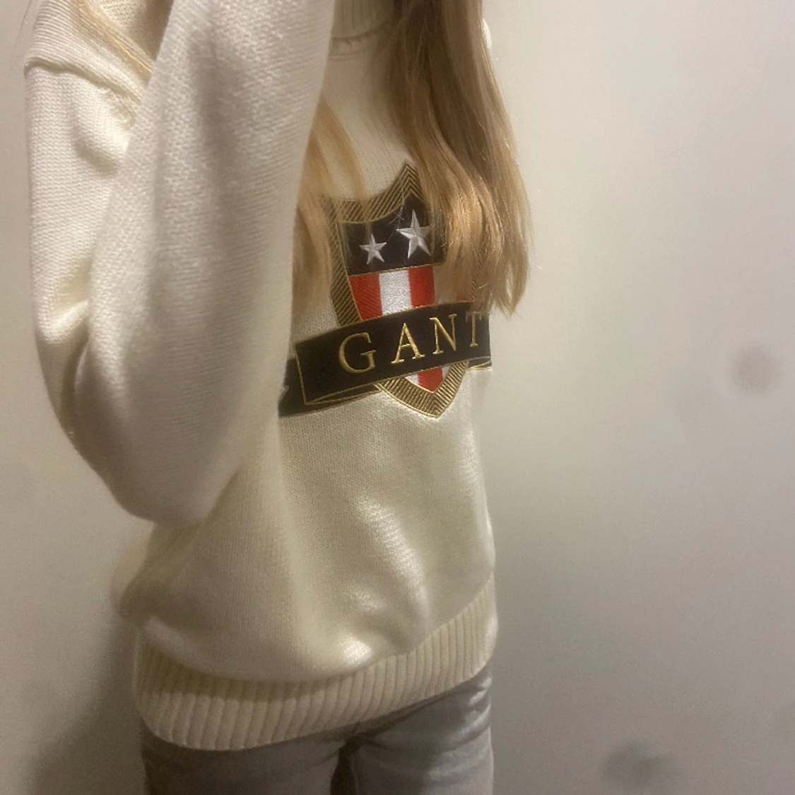 Gant tröja äkta stickad och skön perfekt för utekvällar och finresturanger osv🤍