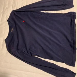 Polo Ralph Lauren långärmad tröja  - En fett långärmad tröja från märket polo Ralph Lauren! Nypris runt 1000 kr, bra sick och passar S. Sick 8/10!