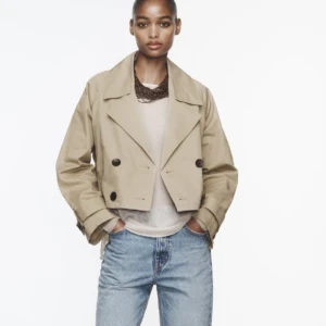 Beige trenchcoat - Säljer denna beiga croppade trenchcoat ifrån zara, så himla fin vårjacka! Kommer liksom bara aldrig till användning, storlek XL för att få den oversized och LÅNG! Så skulle säga att den passar S/M