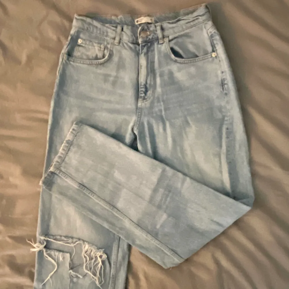 Mom jeans från Gina Tricot. Distressed knee design och midraise.. Jeans & Byxor.