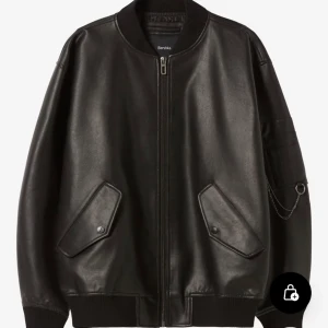 Skinn bomberjacka - Säljer denna skinnbomberjacka, använd 1 gång! Storlek L men skulle säga oversized M supersnygg!