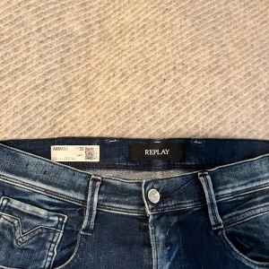 Replay anbass 32/32 - Superfint skick, inga defekter. Möjligen mörkare i verkligheten, nypris 1799kr, köp för endast 599