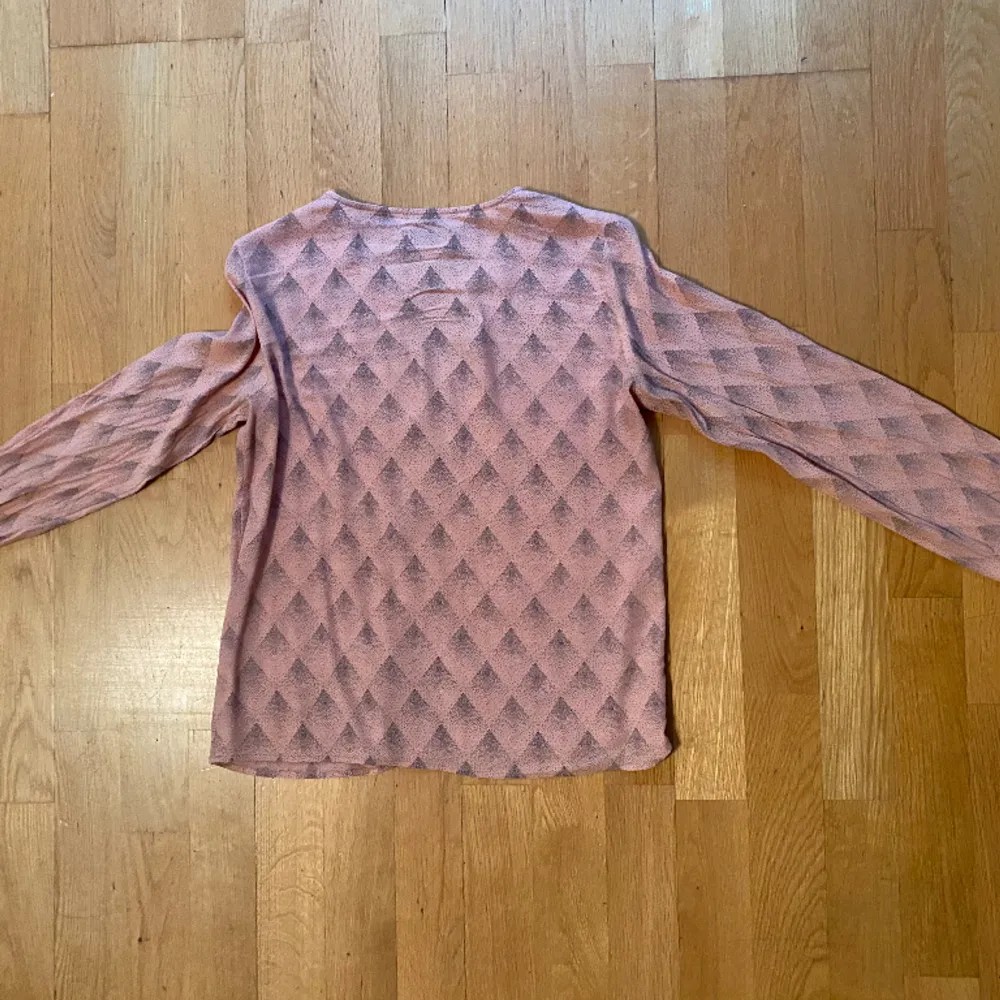 En svart/rosa blus från varumärke Soaked in luxury i storlek S. Blusen är 56 cm lång. Blusen är i bra skick och användes bara ett par gånger. . Blusar.